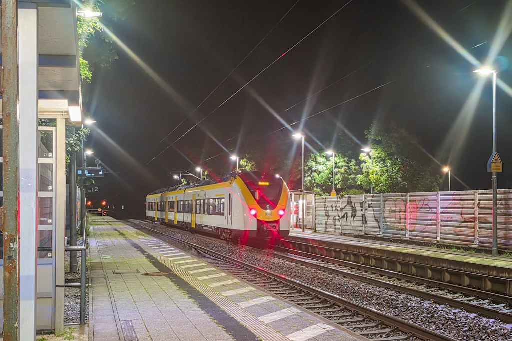 Der Zug steht nach dem Notfall am Bahnhof in Ettlingen-Bruchhausen.