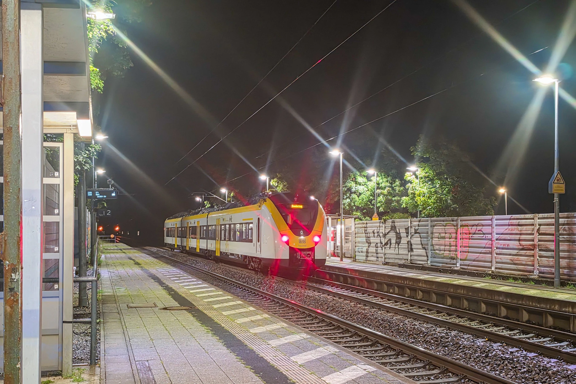 Der Zug steht nach dem Notfall am Bahnhof in Ettlingen-Bruchhausen.