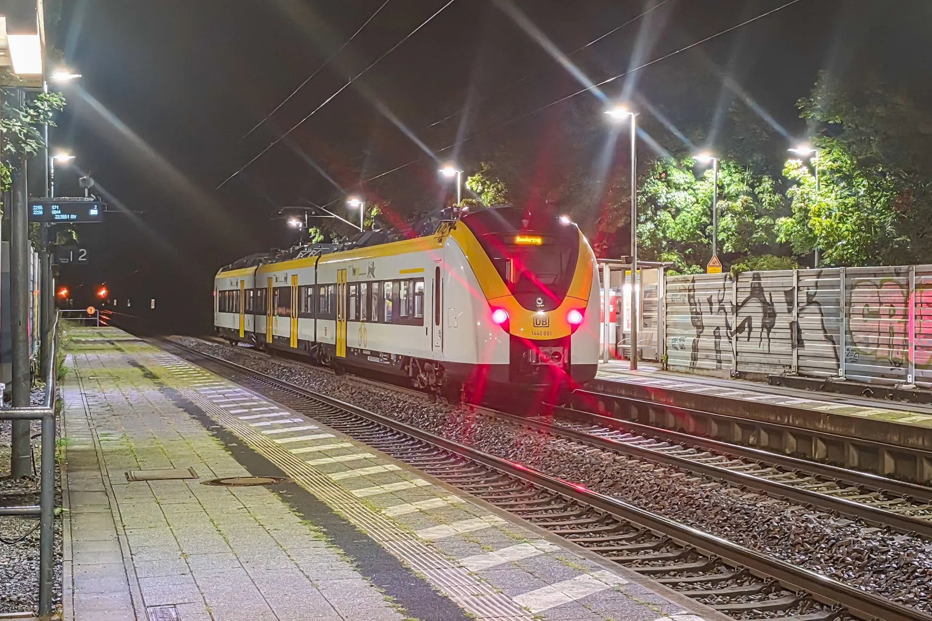Ticket-Kontrolle eskaliert: Bahn-Mitarbeiter stürzt aus fahrendem Zug