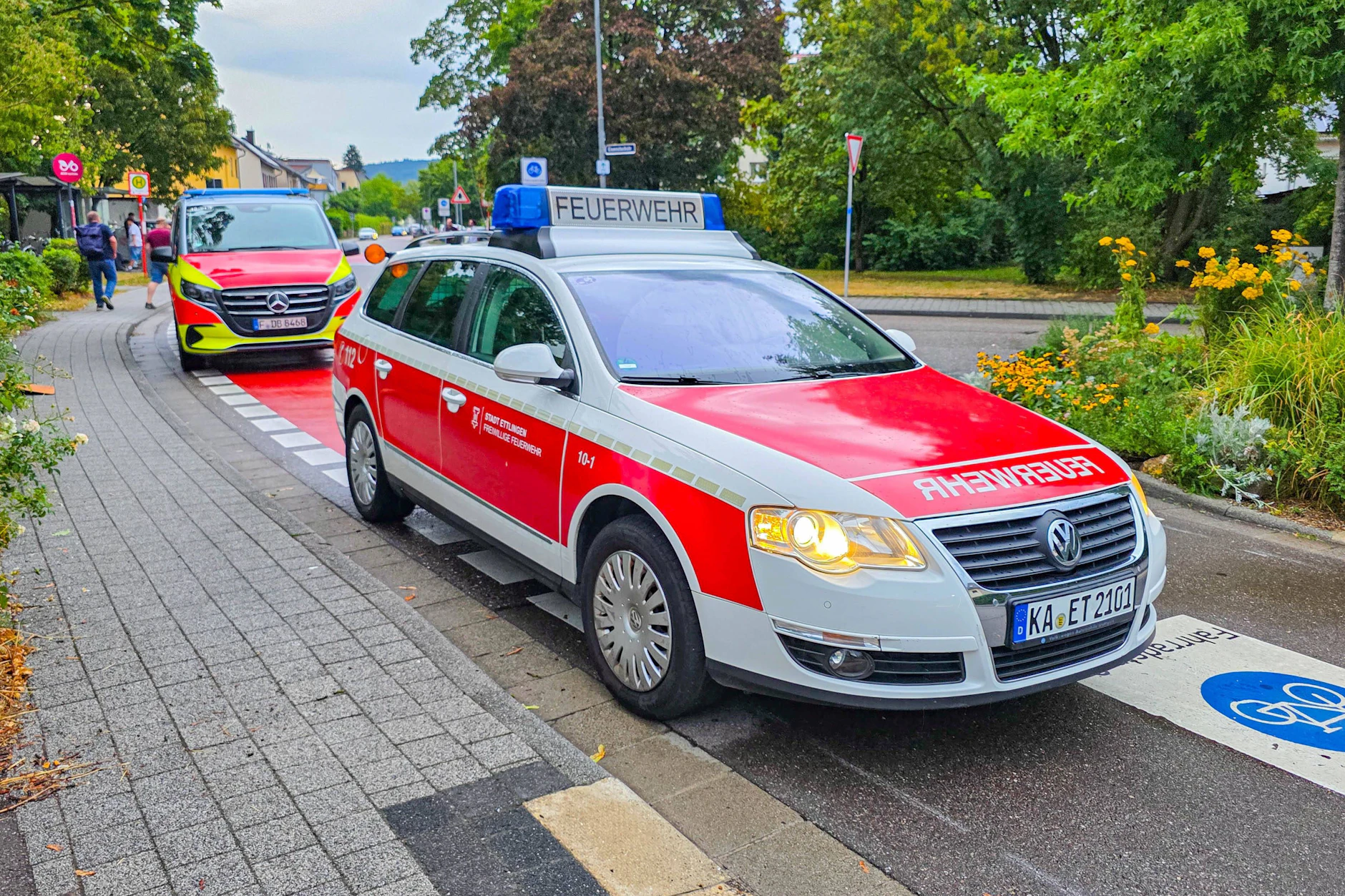 Einsatzkräfte stehen Freitagabend in Ettlingen-Bruchhausen, wo der Zug zum Halt kam.