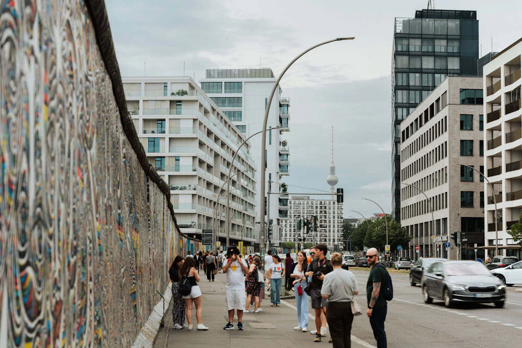 Besucher der East Side Gallery