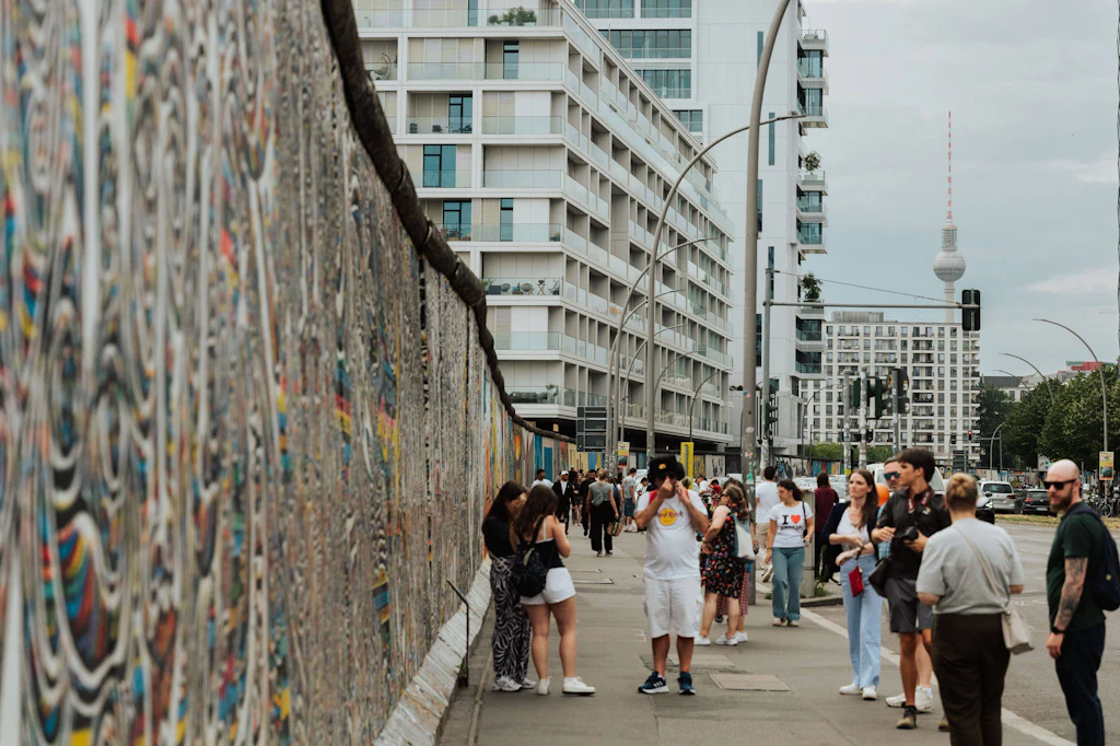 Besucher der East Side Gallery