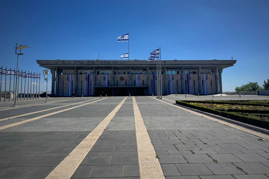 Das Knesset-Gebäude ist der Sitz des israelischen Parlaments (Knesset) in Jerusalem. Es befindet sich auf einem Hügel im Regierungsviertel Kiryat HaMemshala (Givat Ram).