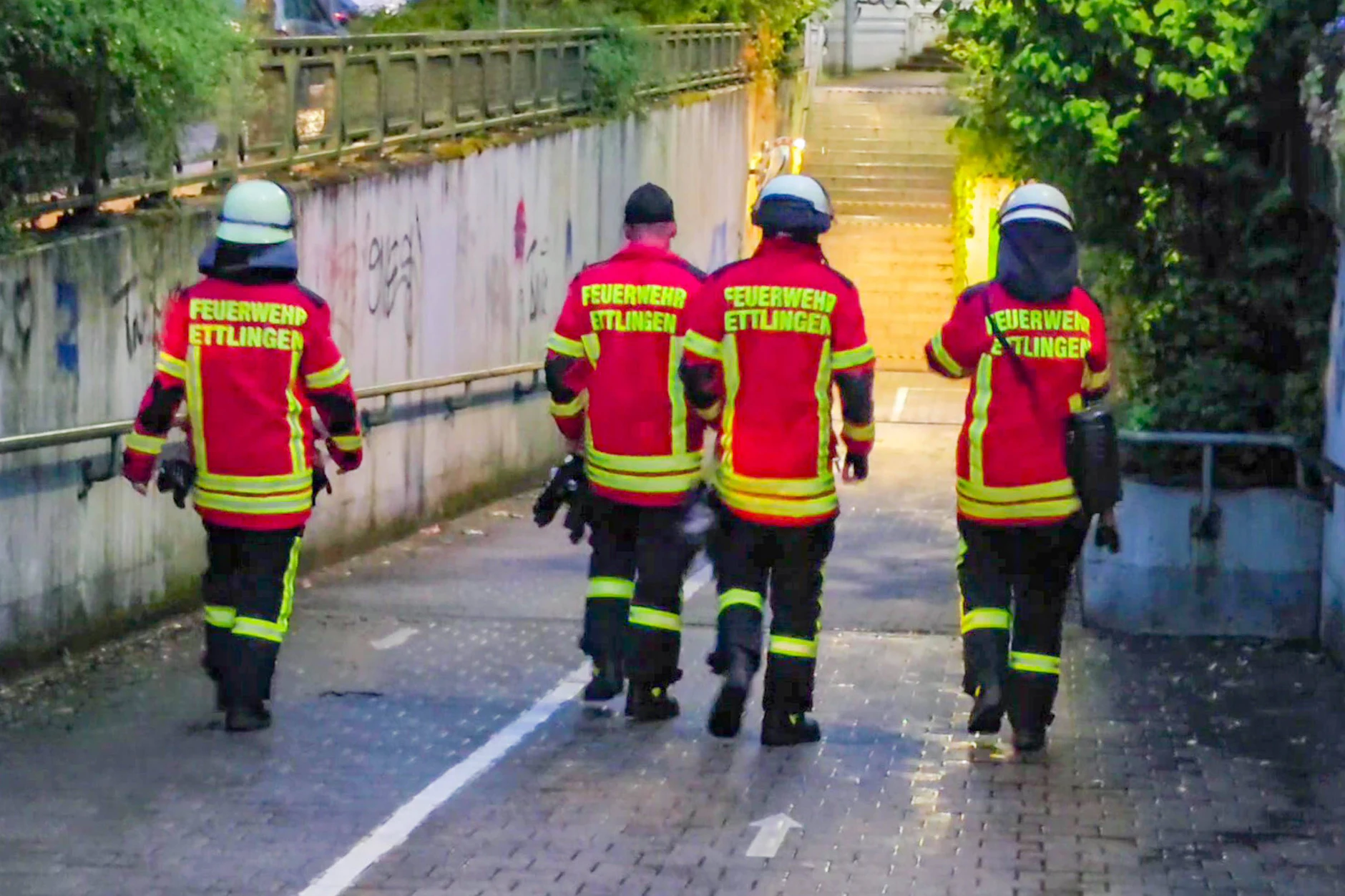 Einsatzkräfte machen sich in Ettlingen auf dem Weg zum Zug.