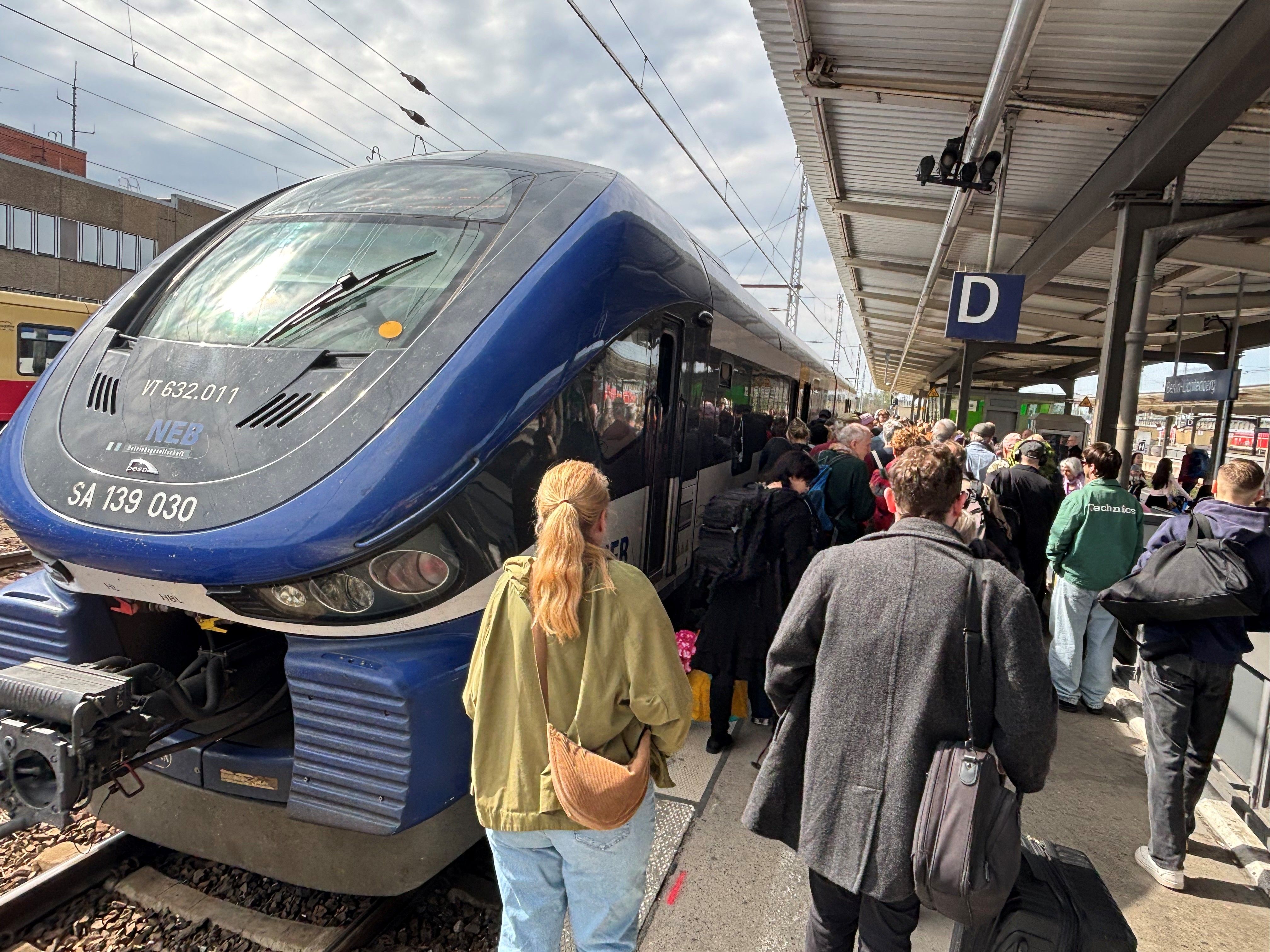 „Nicht ohne meinen Angelhocker“: Pendler kämpfen mit Klappstühlen gegen Bahn-Chaos
