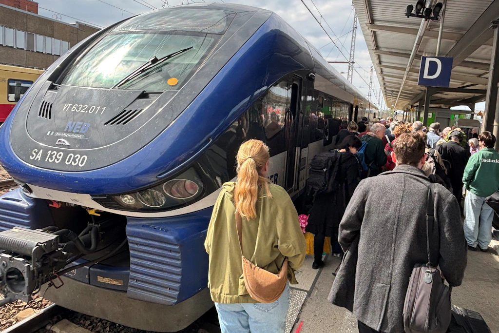 Großer Andrang im Bahnhof Lichtenberg: Der Regionalverkehr (hier ein Zug der Linie RB26 nach Kostrzyn) wird gut genutzt.