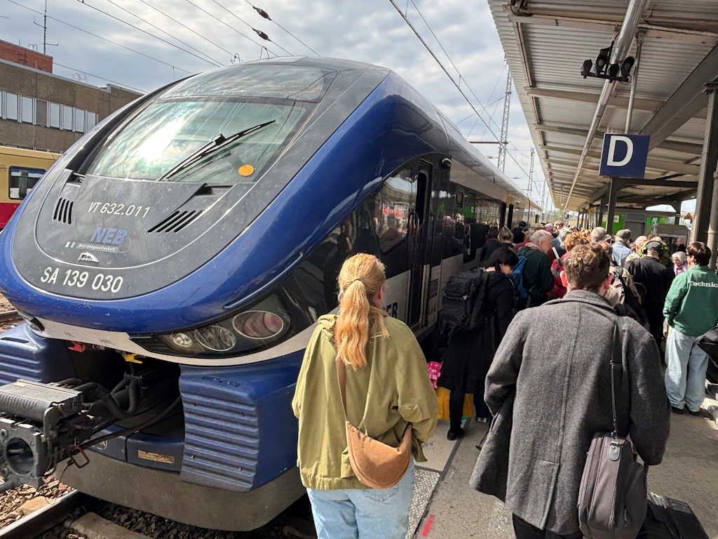 Großer Andrang im Bahnhof Berlin-Lichtenberg: Die Züge auf der Linie RB26 werden von Pendlern und Ausflüglern gut genutzt.