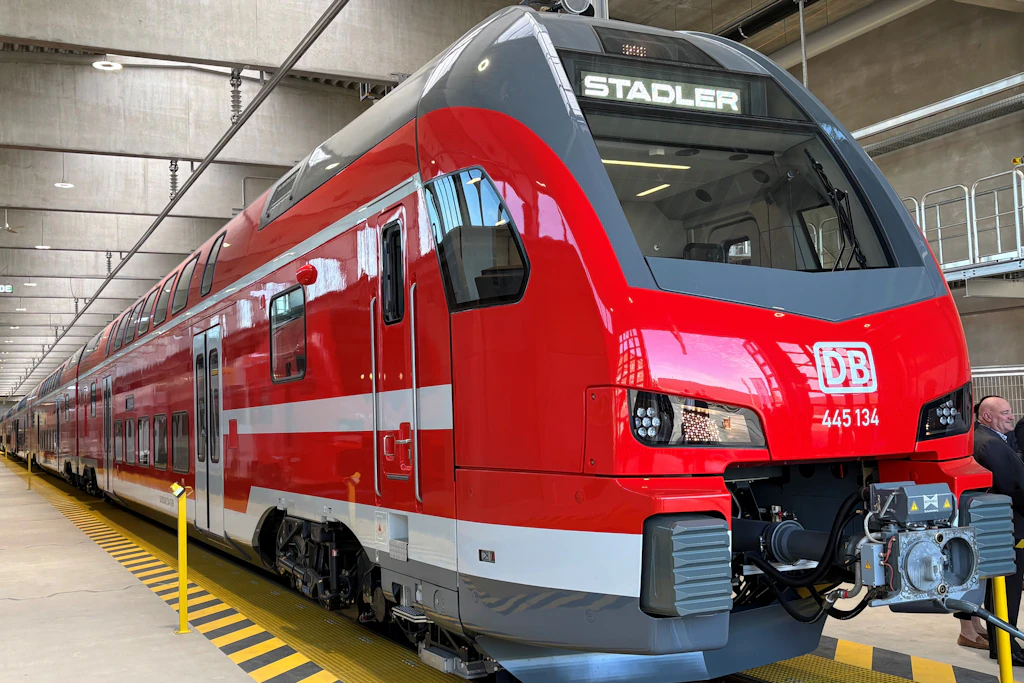Richtung Usedom und Rügen: Der neue Doppelstockzug 445 134 vom Typ KISS steht beim Bahnhersteller Stadler Rail in Hennigsdorf.