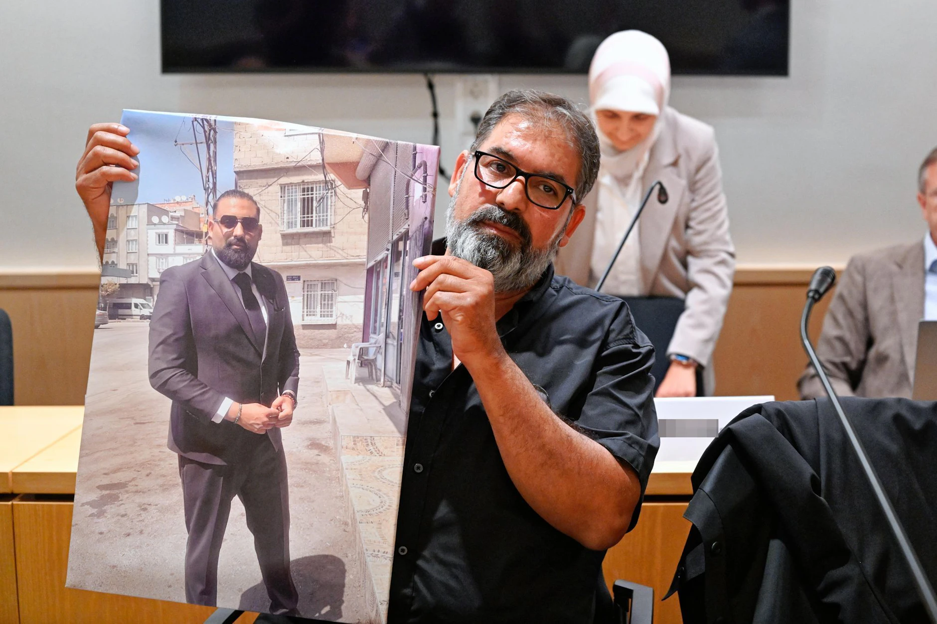 Erdal Calar zeigt ein Foto seines Sohns Serkan, der bei einer Bahnkontrolle getötet wurde.