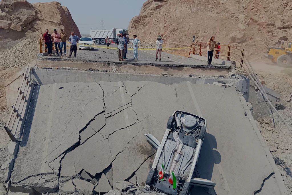 Ein Auto liegt nach einem militärischen Angriff in der Provinz Hormozgan im Süden des Iran auf einem Abschnitt einer zerstörten Brücke.