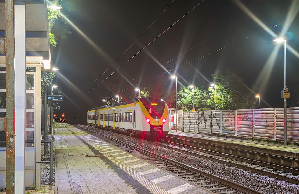 Sturz aus fahrendem Zug: Erneut Bahnmitarbeiter nach Streit lebensgefährlich verletzt