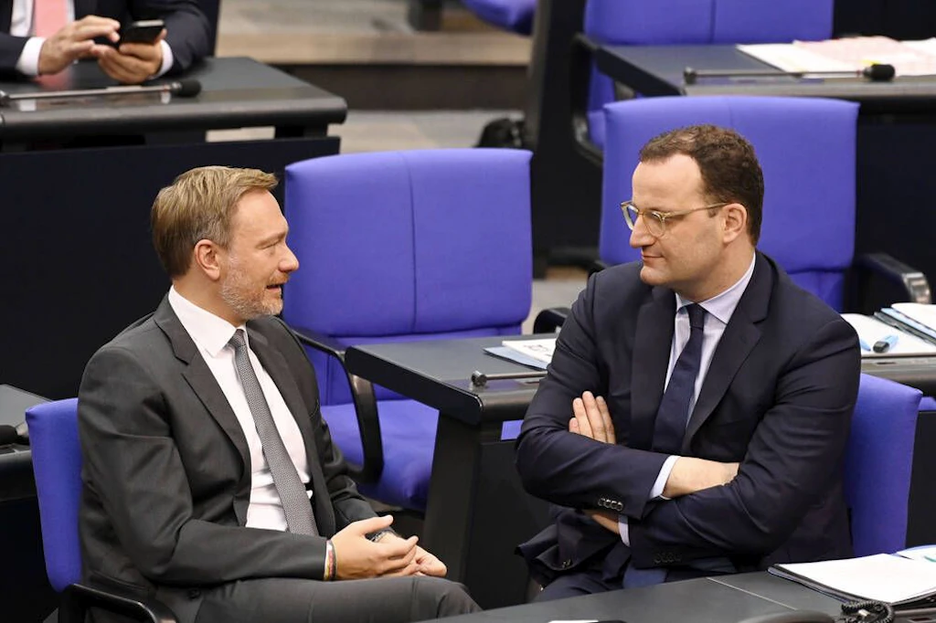Spahn geht, bevor die Koalition implodiert: Gut für seine Familie und die Karriere