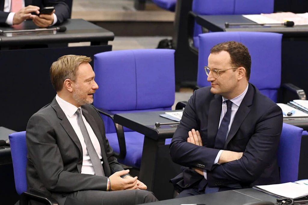 Spahn geht, bevor die Koalition implodiert: Gut für seine Familie und die Karriere