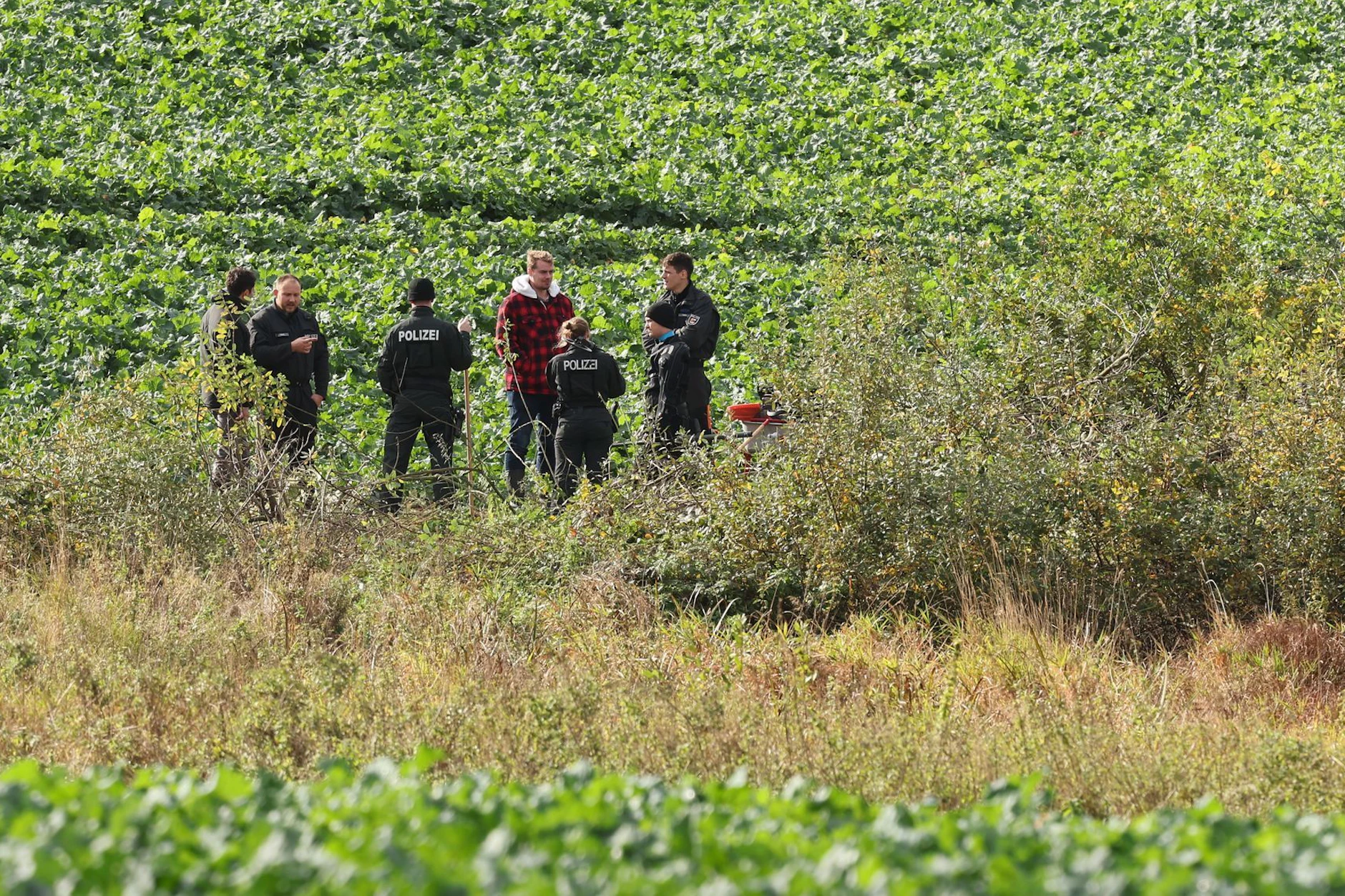 Der kleine Fabian aus Güstrow wurde an einem Tümpel bei Klein Upahl getötet, die Polizei untesuchte den Tatort nach dem Fund der Leiche des Jungen ausführlich.