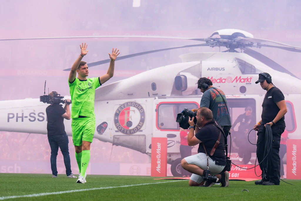 Torwart Tjark Ernst schwebt mit dem Helikopter ins Feyenoord-Stadion ein