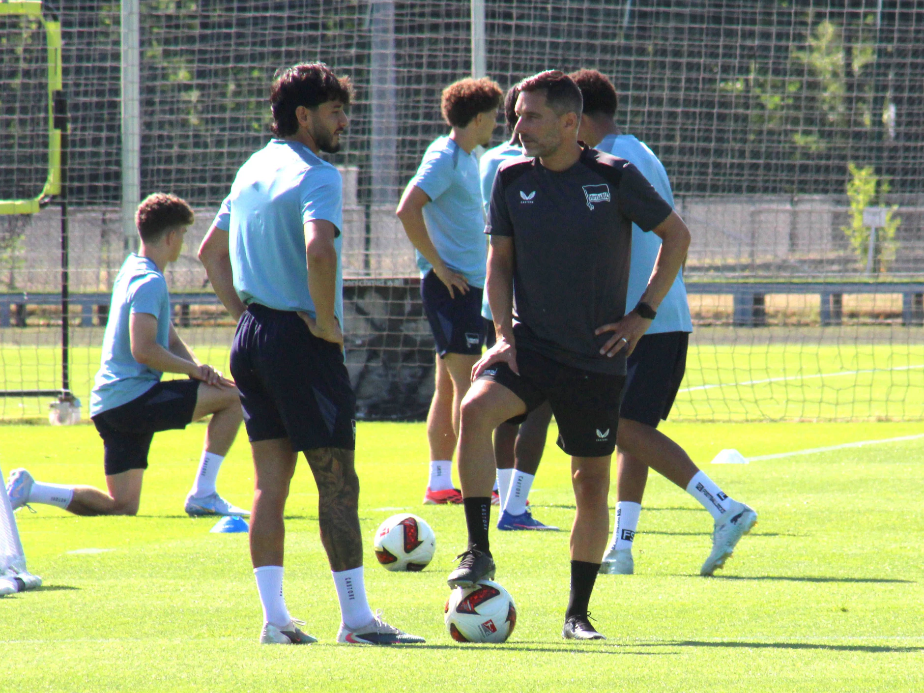 Hertha-Coach Stefan Leitl im Trainingsgespräch mit Kevin Sessa