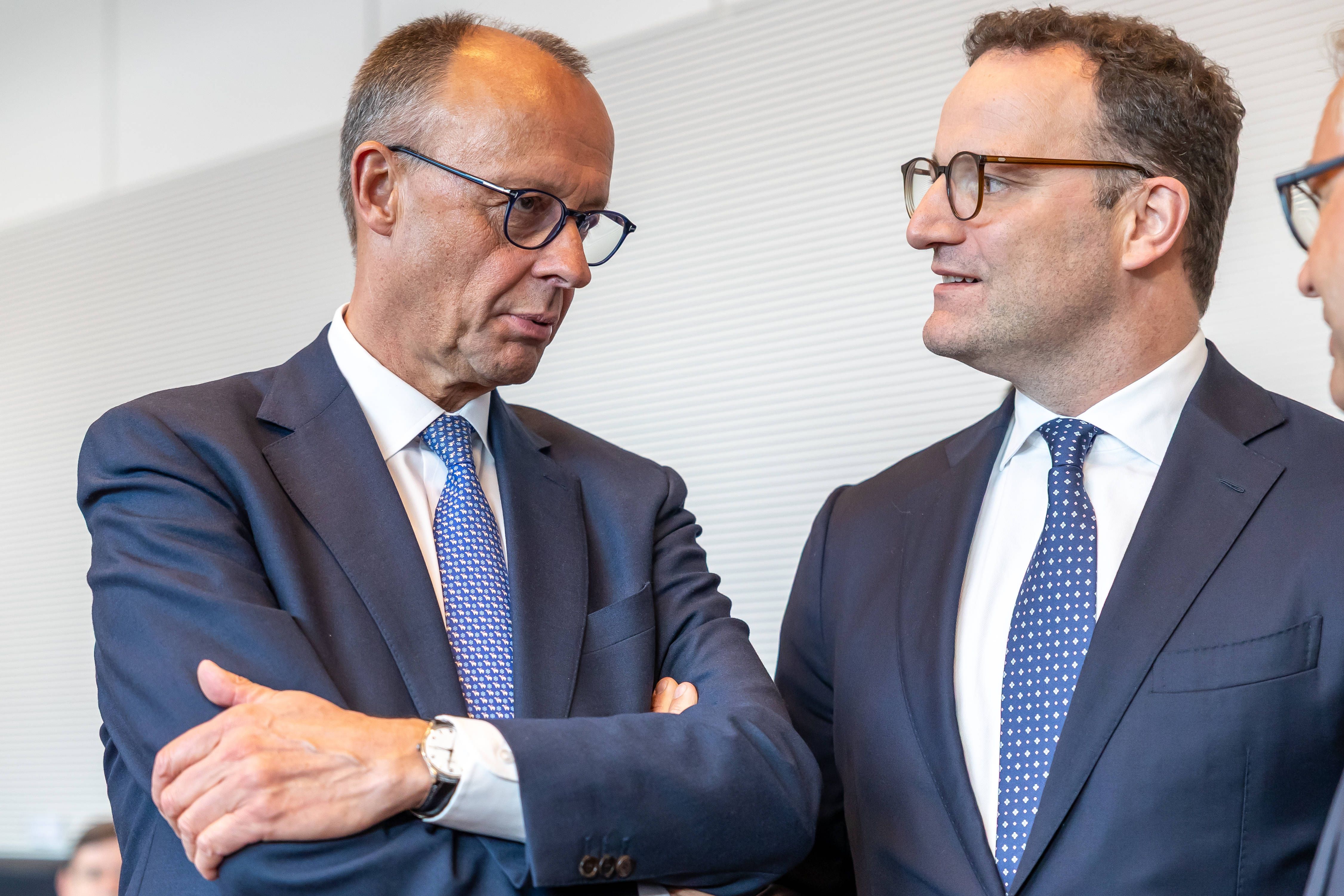 Merz und das Prinzip des Aussitzens: Warum der Fall Spahn ein Führungsproblem offenbart