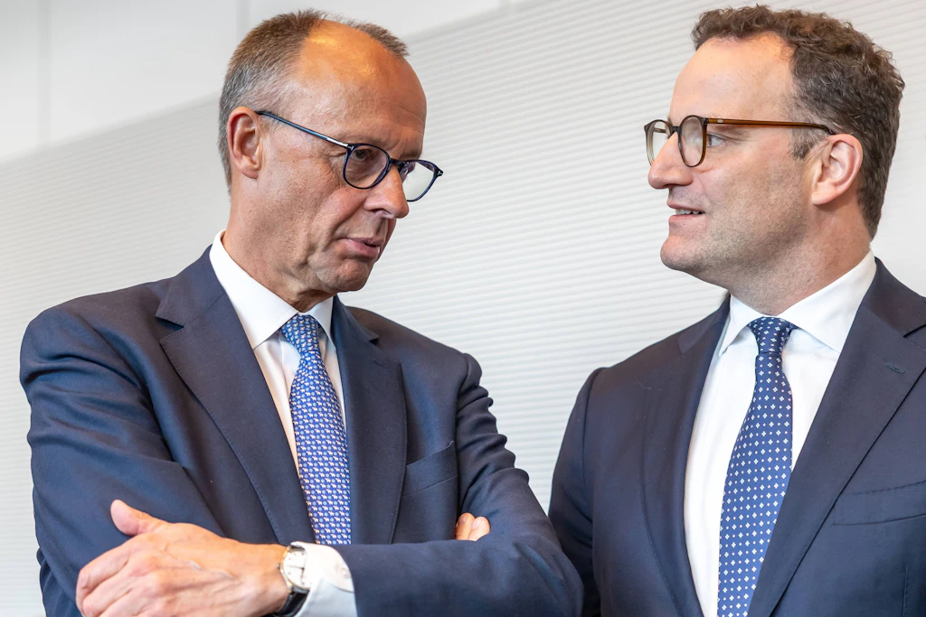 Bundeskanzler Friedrich Merz CDU und Jens Spahn, ehemaliger Vorsitzender der Unionsfraktion