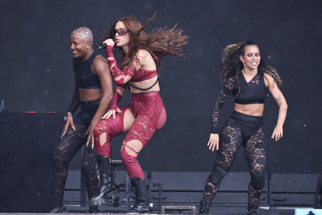 Anitta (Mitte) sorgt auf dem Lollapalooza trotz Tageslicht für Nachtclubstimmung.