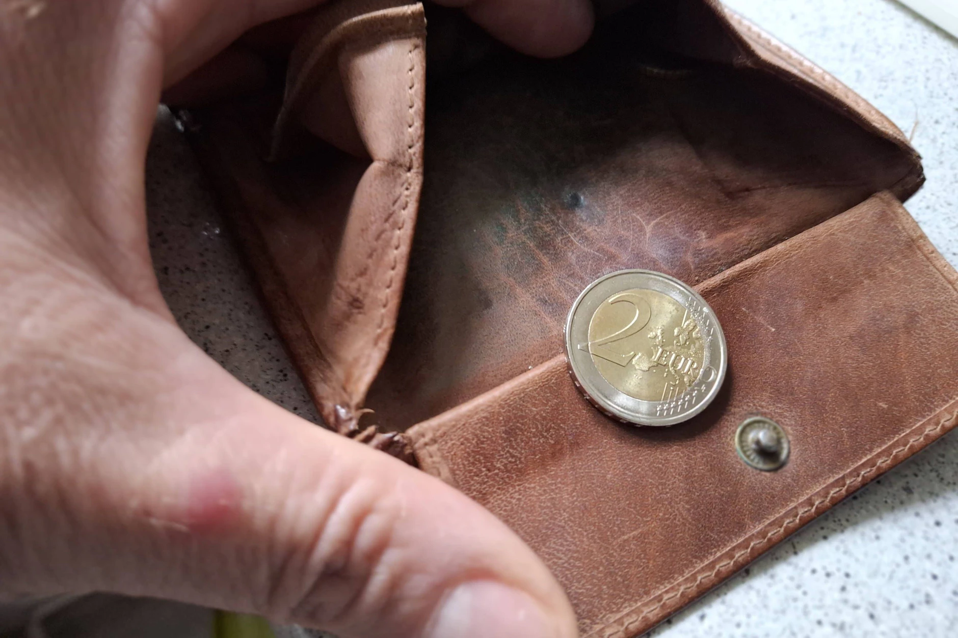 Bei vielen reicht die Rente kaum zum Leben. Geld beiseite legen ist oftmals nur schwer bis gar nicht möglich. Anders bei Rentner Bernard, der jeden Monat 500 Euro spart.
