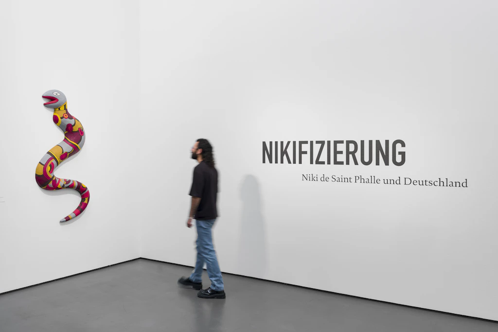 Ausstellungsprolog mit Niki-Schlange