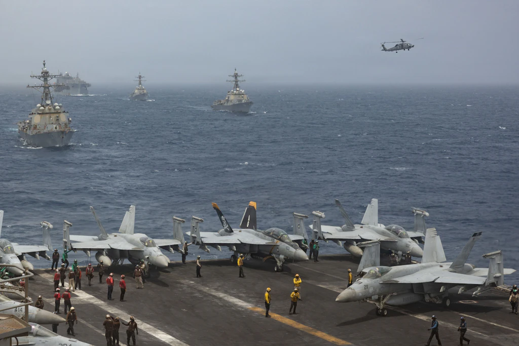 Dieses vom U.S. Central Command zur Verfügung gestellte Foto zeigt wie Kriegsschiffe und Flugzeuge der US-Marine in enger Formation das Arabische Meer durchqueren.