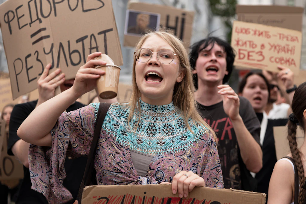 Aktivisten nehmen an einem Protest gegen die Entscheidung des ukrainischen Präsidenten Selenskyj teil, den ukrainischen Verteidigungsminister Fedorow entlassen zu haben.