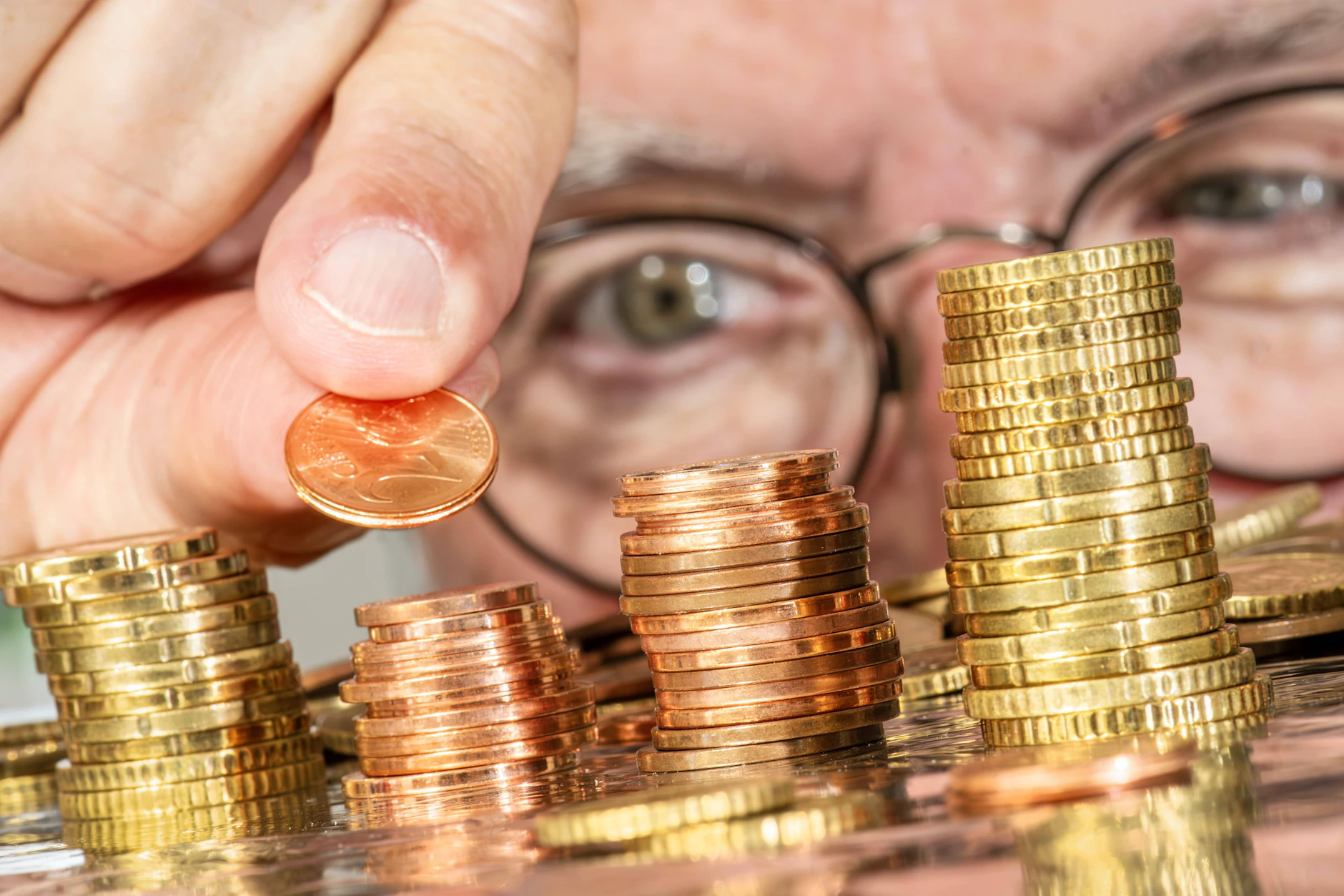 Sparen auch als Rentner? Das ist für viele kaum vorstellbar, schließlich reicht das Altersgeld nur knapp oder gar nicht zum Leben.