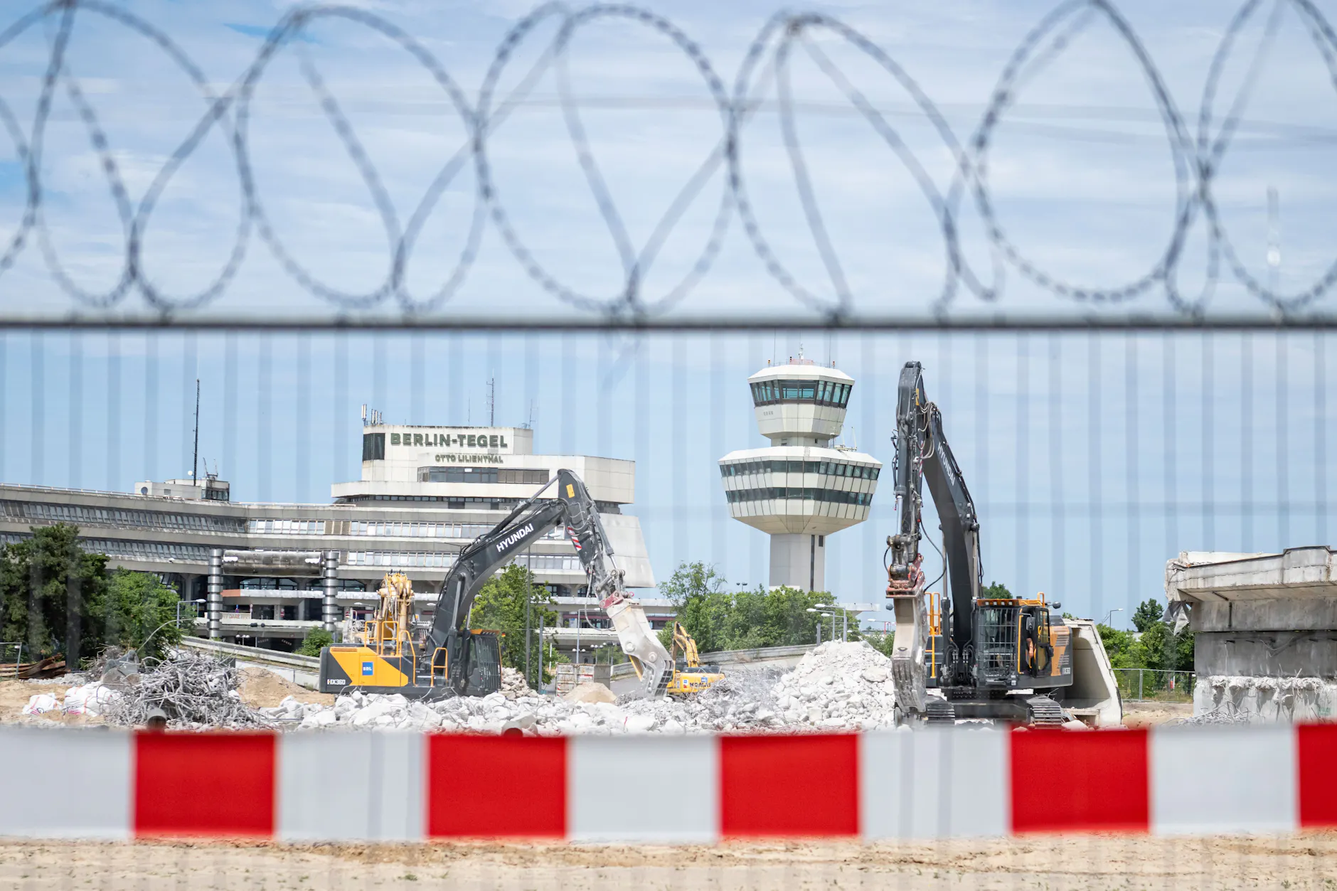 Bagger arbeiten am Terminal des ehemaligen Flughafen Tegel. Auf dem Areal entsteht ein Forschungs- und Industriepark für urbane Technologien.