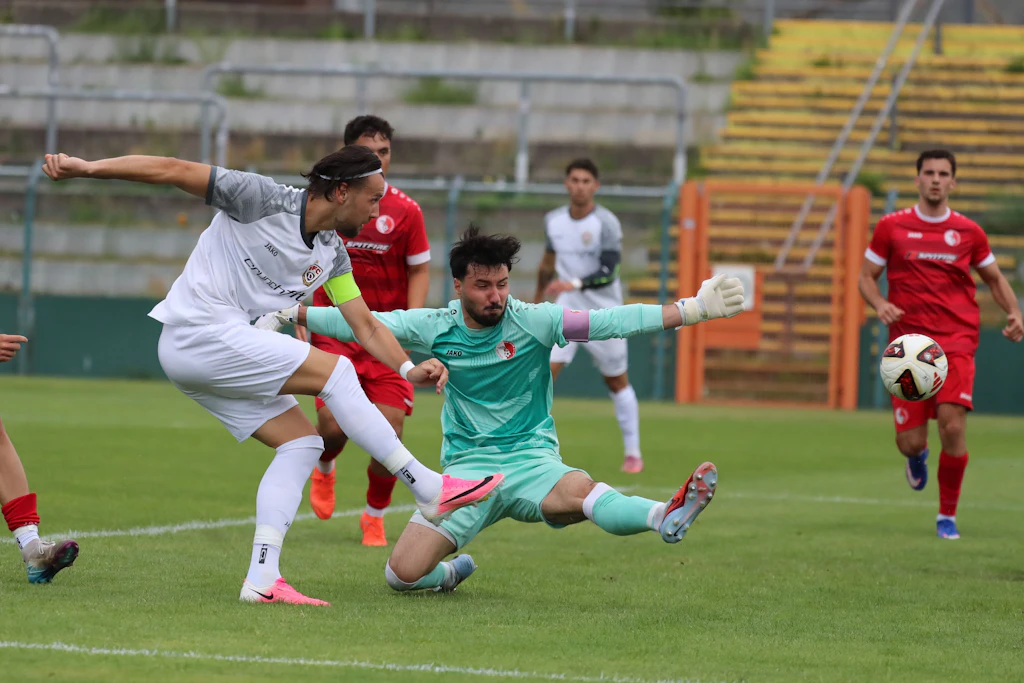 Gut so: Rufat Dadashov, Kapitän des BFC Dynamo, trifft im Test gegen den BAK zum 2:0.