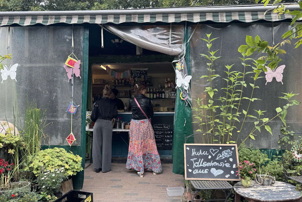 Café Eule: Zwei Besucherinnen bestellen Getränke und Snacks.
