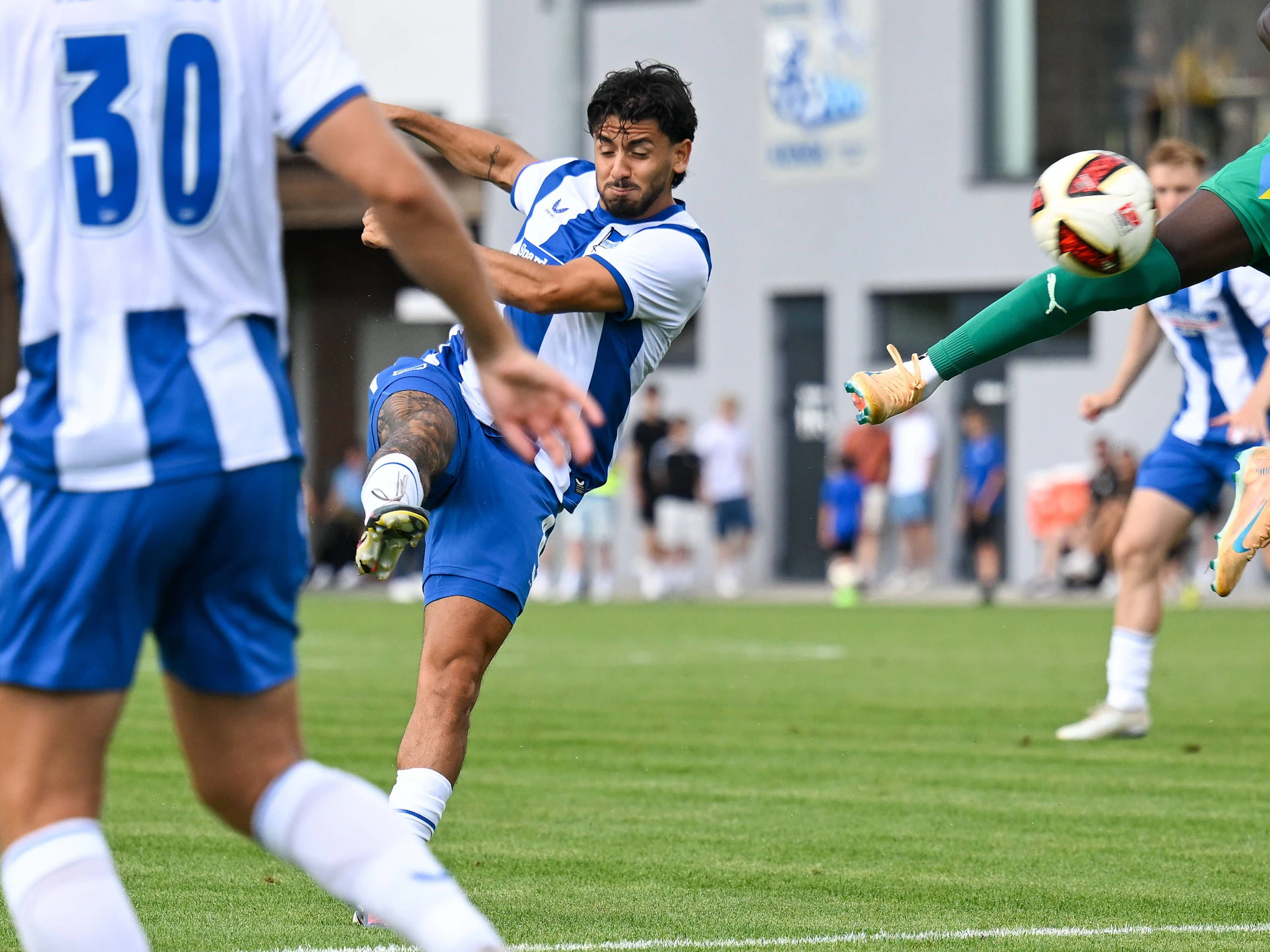 Artistisch und mit Mumm: Kevin Sessa machte beim 3:2-Test gegen WSG Tirol ein Volley-Traumtor für Hertha BSC.