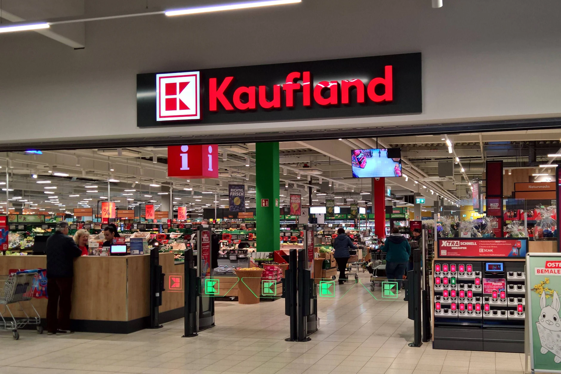 In den Filialen von Kaufland werden die Kunden in Zukunft immer häufiger auch Produkte von Lidl finden.