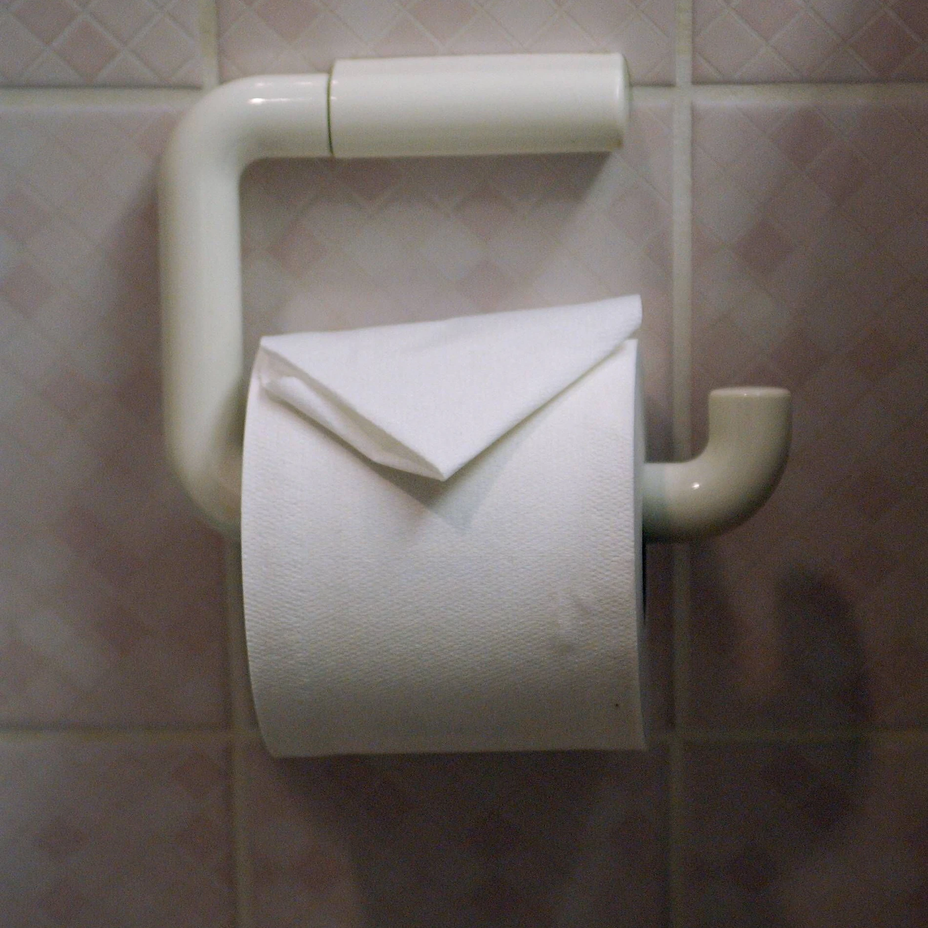 In Hotels wird das erste Blatt des Klopapiers oft sogar gefaltet. Doch das sollte man lieber nicht benutzen, laut Zimmermädchen könnte es mit Keimen verseucht sein.