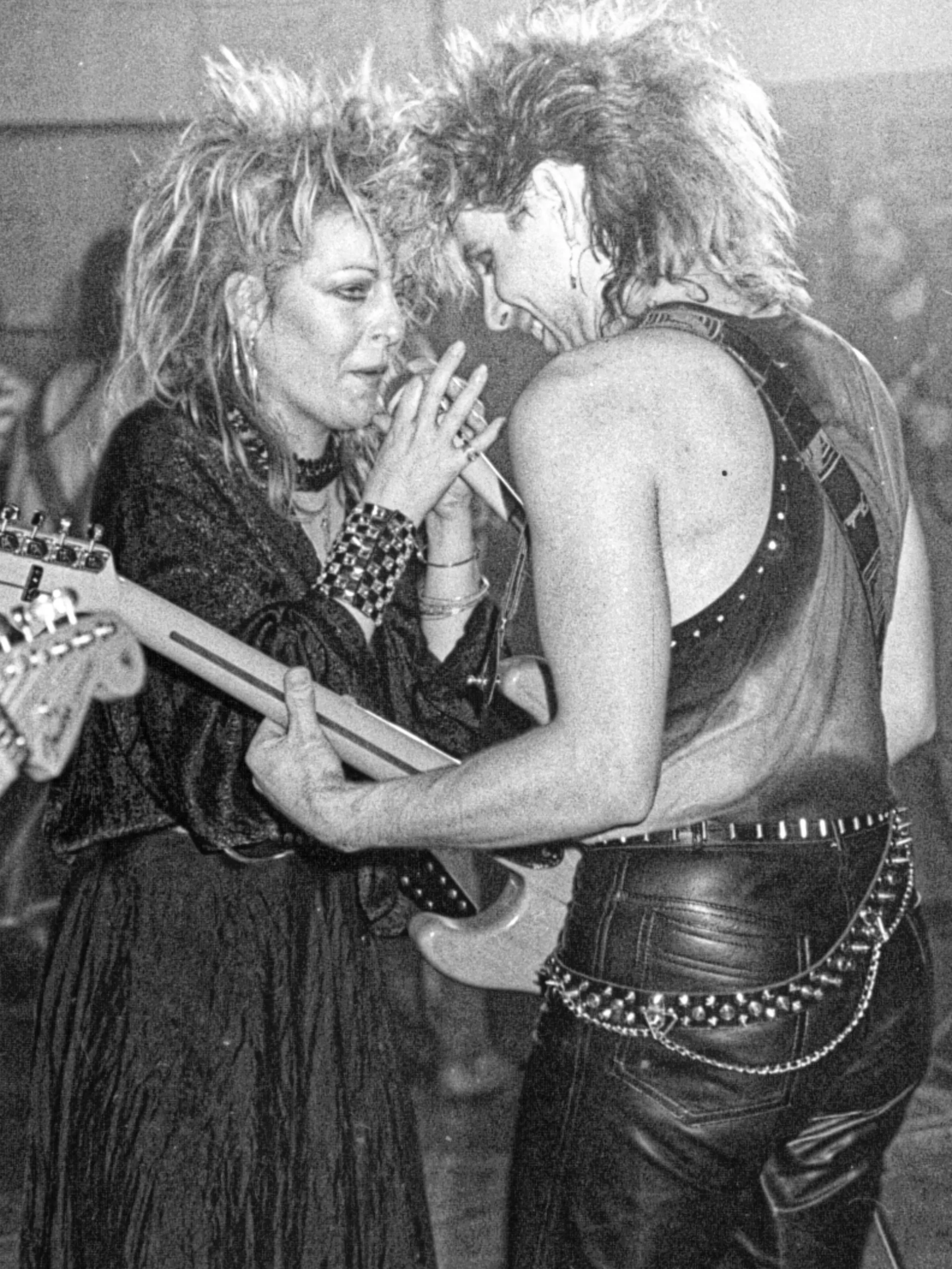 Bei einer Tour der DDR-Supergruppe Gitarreros lernten sich 1986 Gitarrist Uwe Hassbecker und Sängerin Tamara Danz kennen und lieben.