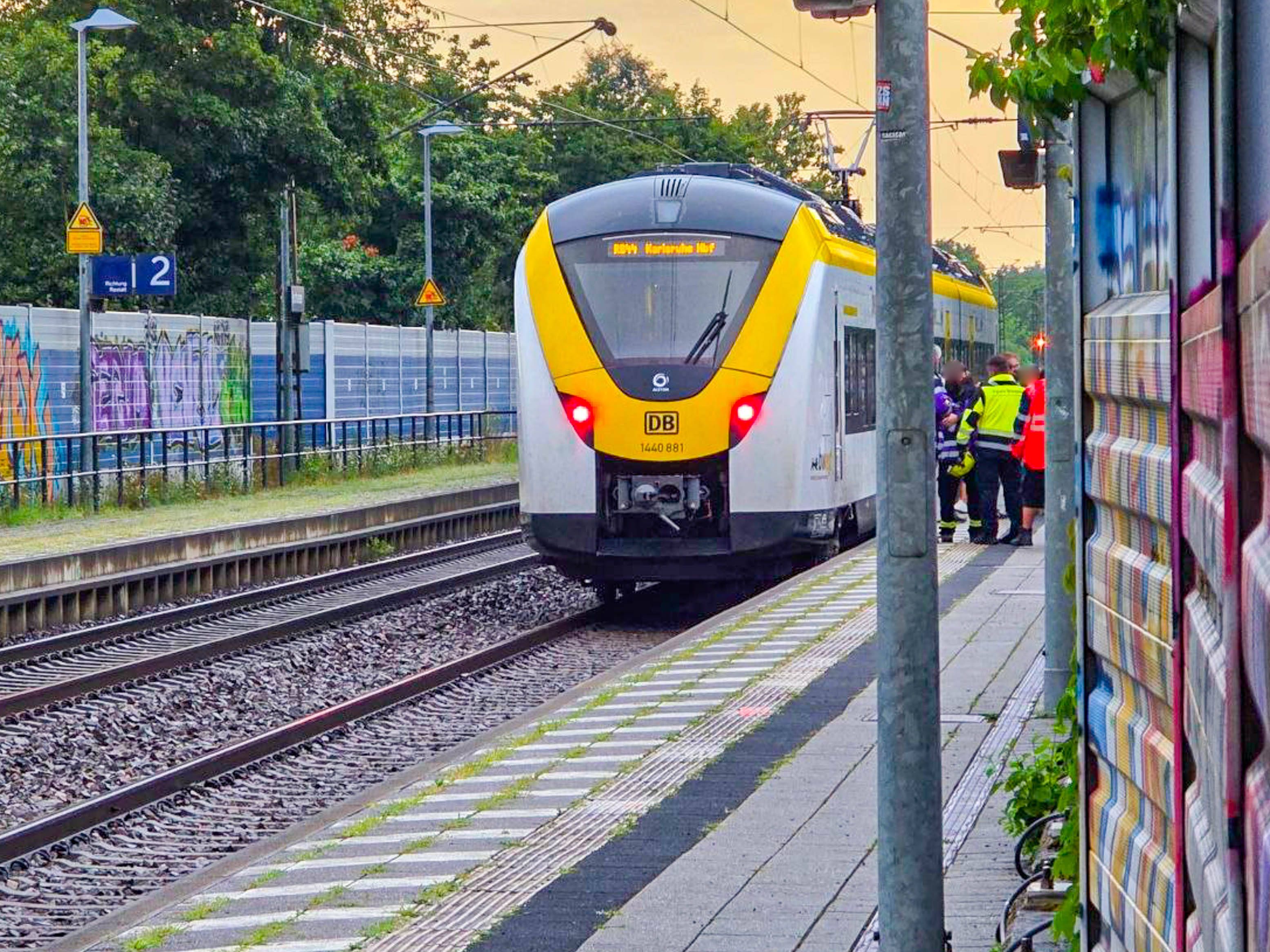 Sturz aus Regionalzug: Warum der mutmaßliche Angreifer auf freiem Fuß bleibt