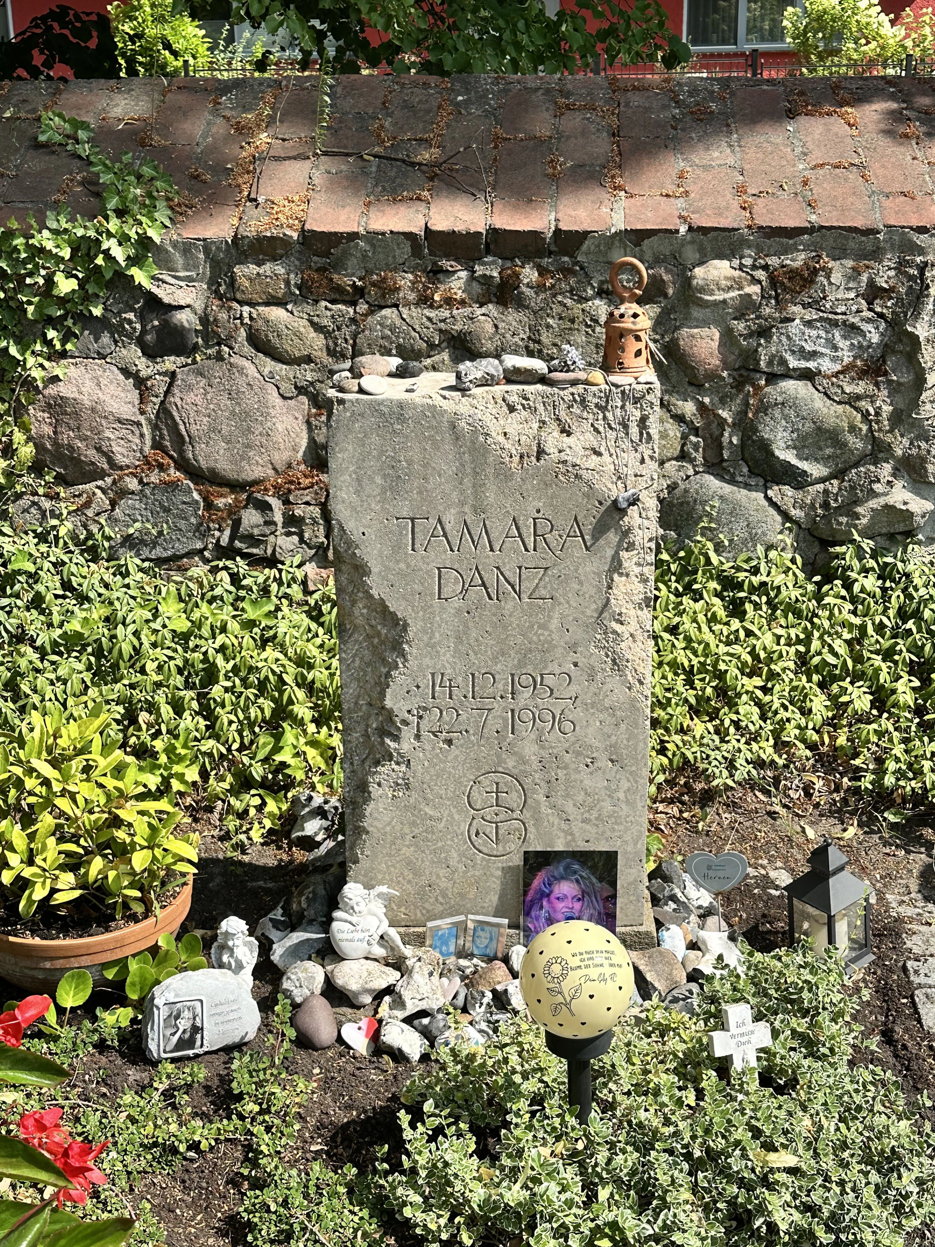 Das Grab von Tamara Danz in Münchehofe: Am 22. Juli jährt sich der Todestag der DDR-Rocklegende zum 30. Mal.