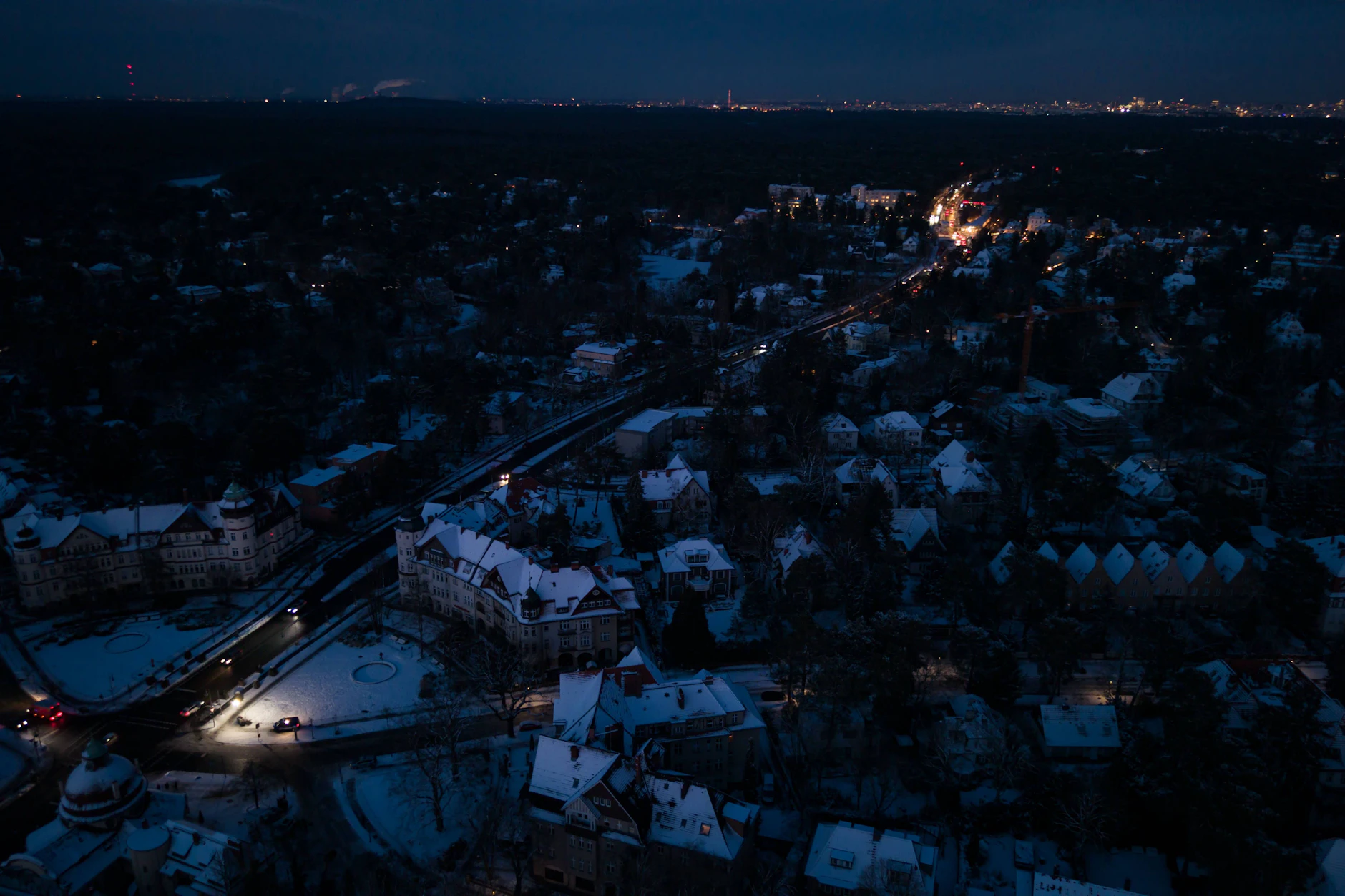 Vor allem im Westen Berlins (hier in Zehlendorf) blieb die Stadt durch den Anschlag dunkel.
