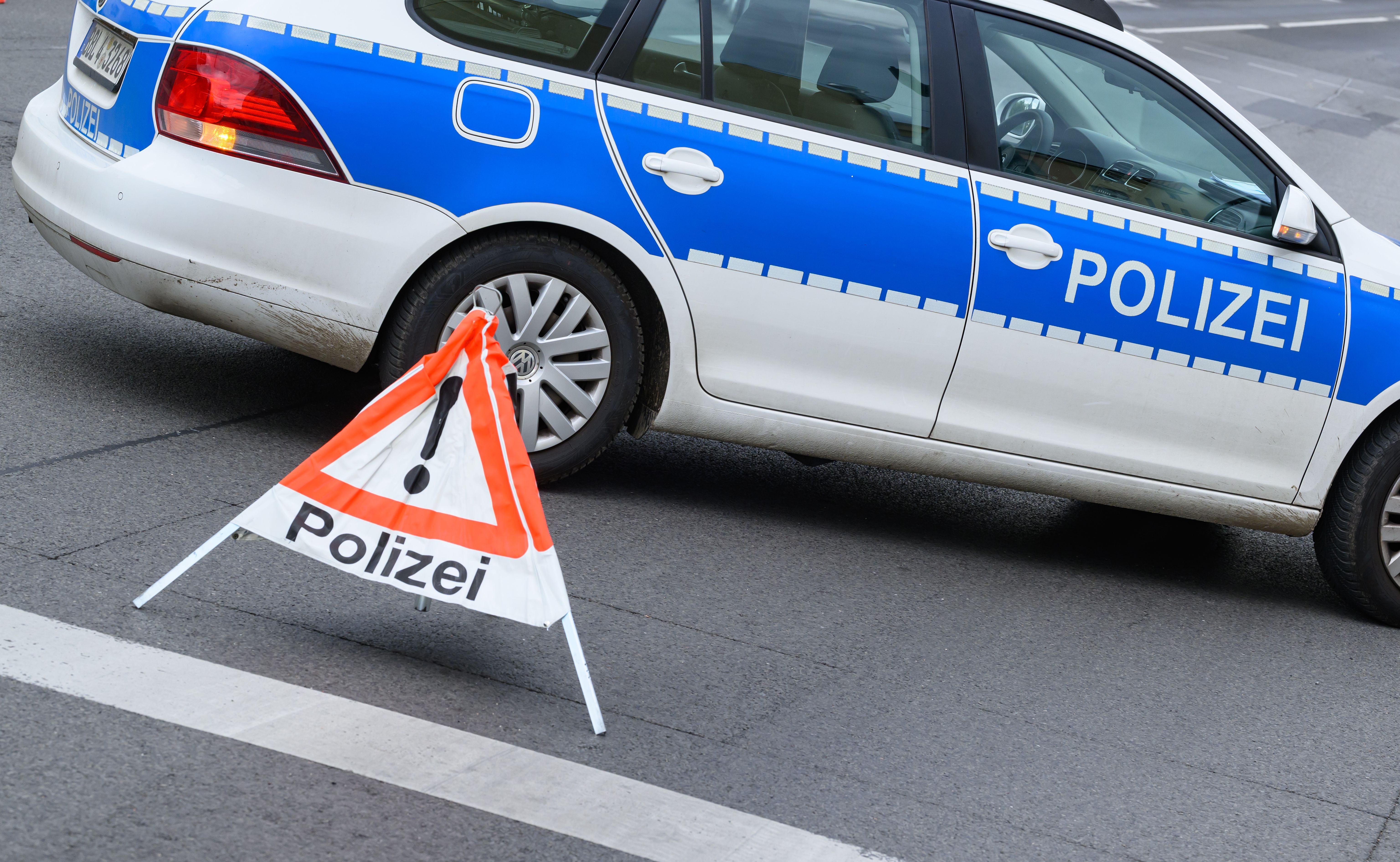 Unter Lastwagen geraten: 16-jährige Motorradfahrerin stirbt nach Unfall auf A24 bei Neuruppin
