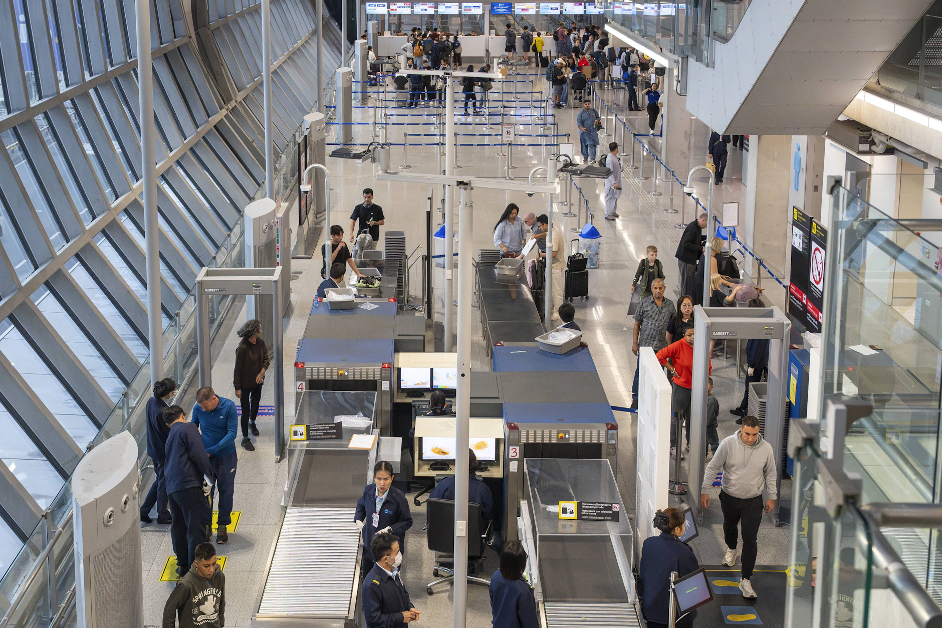 Am Flughafen BER kommt es zu immer mehr Kontrollen durch den Zoll.