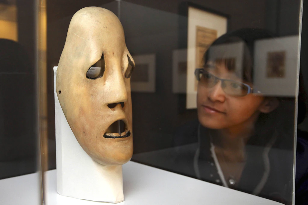 Eine Maske von Mary Wigman in einer Ausstellung in Kassel.