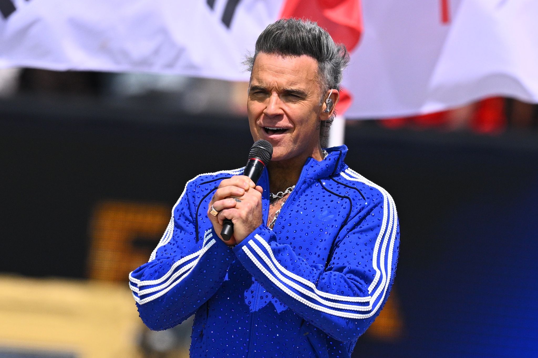 Krümel-Gate beim WM-Finale: Was fällt Robbie Williams da aus dem Mund?