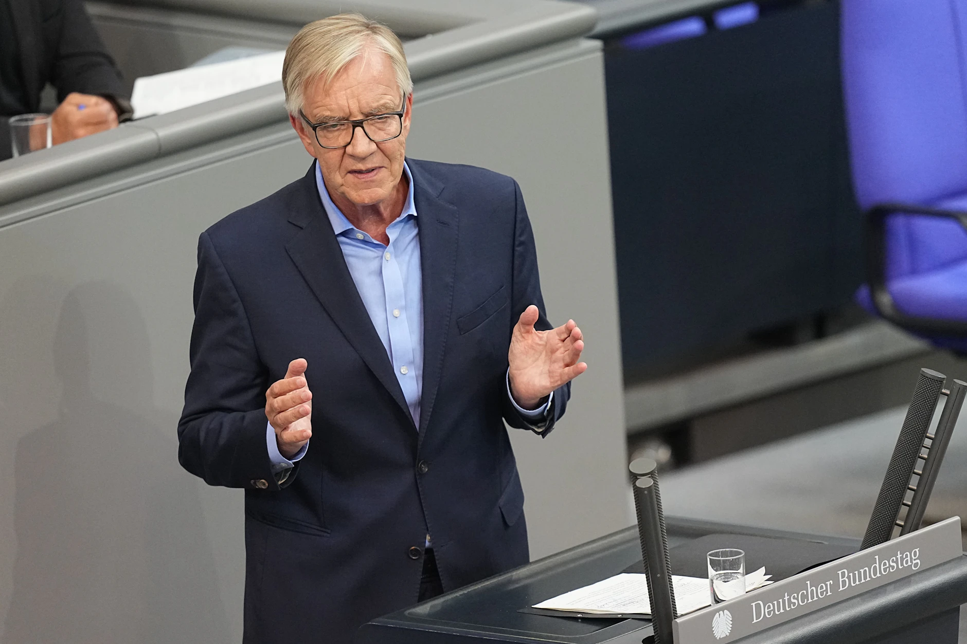 Der Linke-Abgeordnete Dietmar Bartsch kritisiert die Pläne der Bundesregierung, die abschlagsfreie Rente nach 45 Versicherungsjahren im Zuge der Rentenreform abzuschaffen.