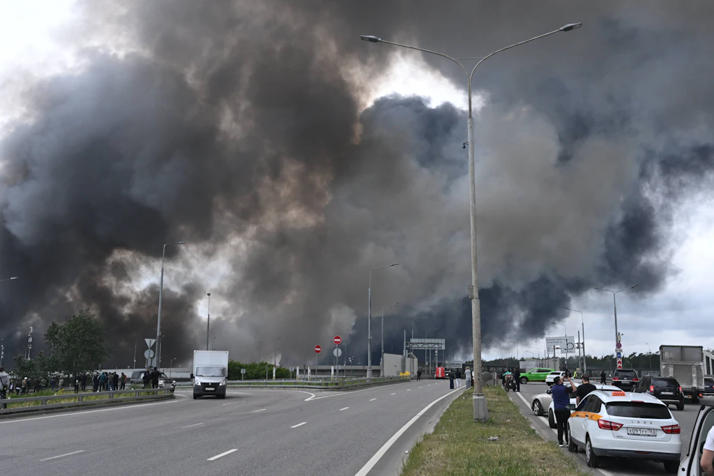 Bereits am Samstag stieg nach einem ukrainischen Angriff auf die Region Moskau Rauch von einer Ölraffinerie auf.