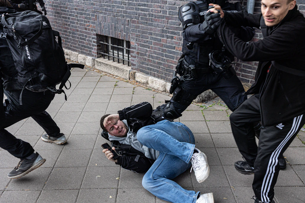 Juli 2026, Erfurt: Die Polizei will dem angegriffenen Apollo-Journalisten helfen.