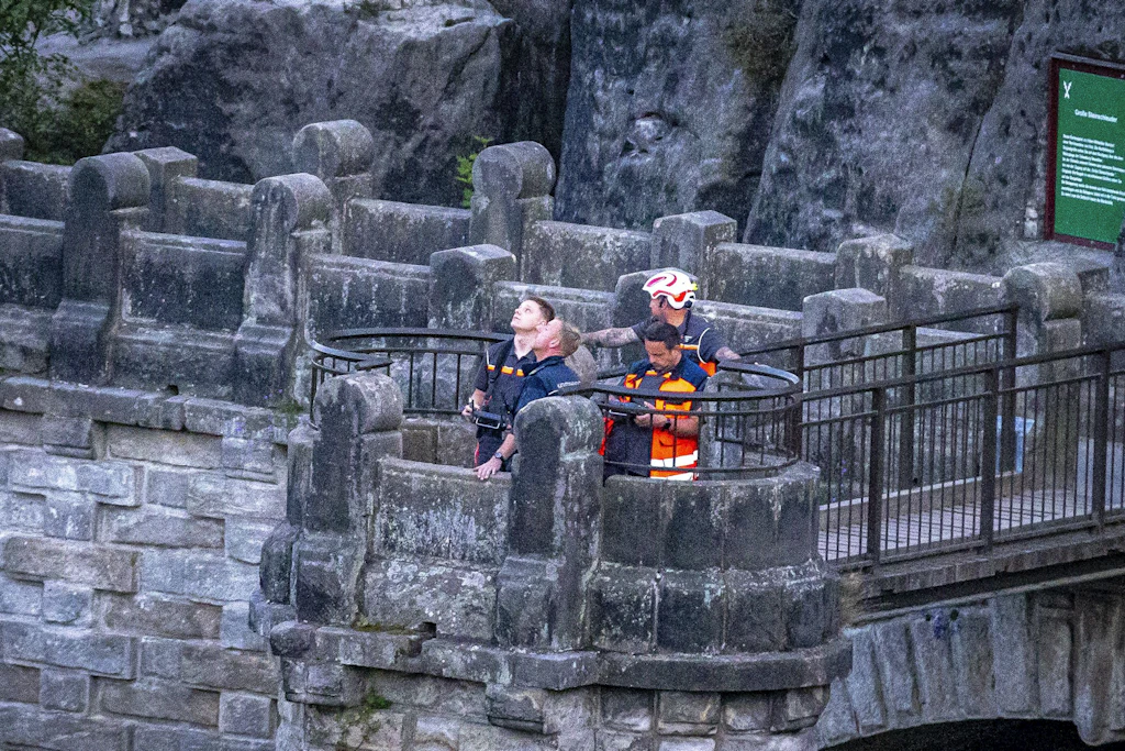 Drohnen-Suche: Mitarbeiter der Bergwacht und des DRK Sebnitz suchen das felsige Gelände unterhalb der Basteibrücke ab.