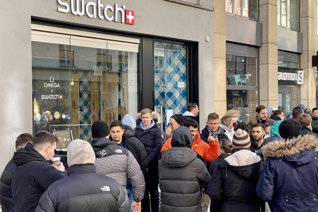 Hunderte Menschen standen 2022 wegen der MoonSwatch in München Schlange.