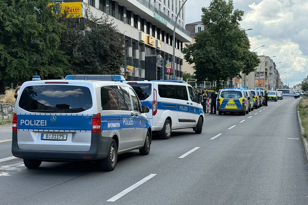 Am Mariendorfer Damm rückte die Polizei nach dem Messerangriff an, konnte die Frau aber nicht mehr retten.
