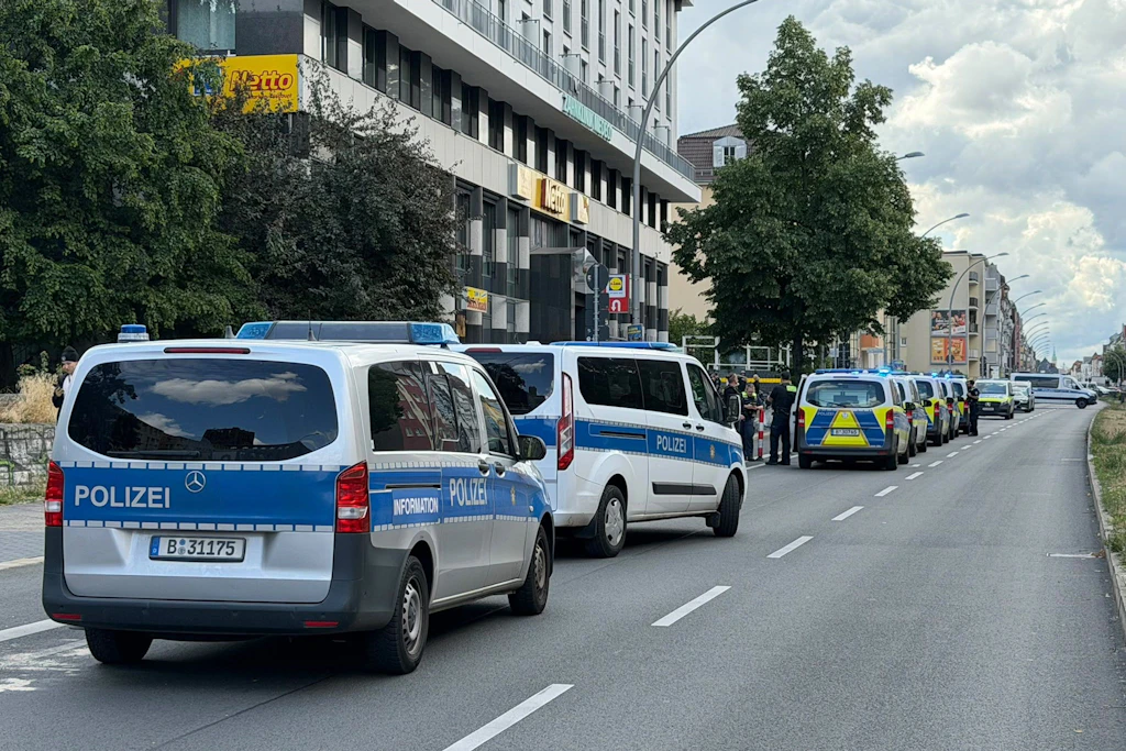 Am Mariendorfer Damm rückte die Polizei nach dem Messerangriff an, konnte die Frau aber nicht mehr retten.