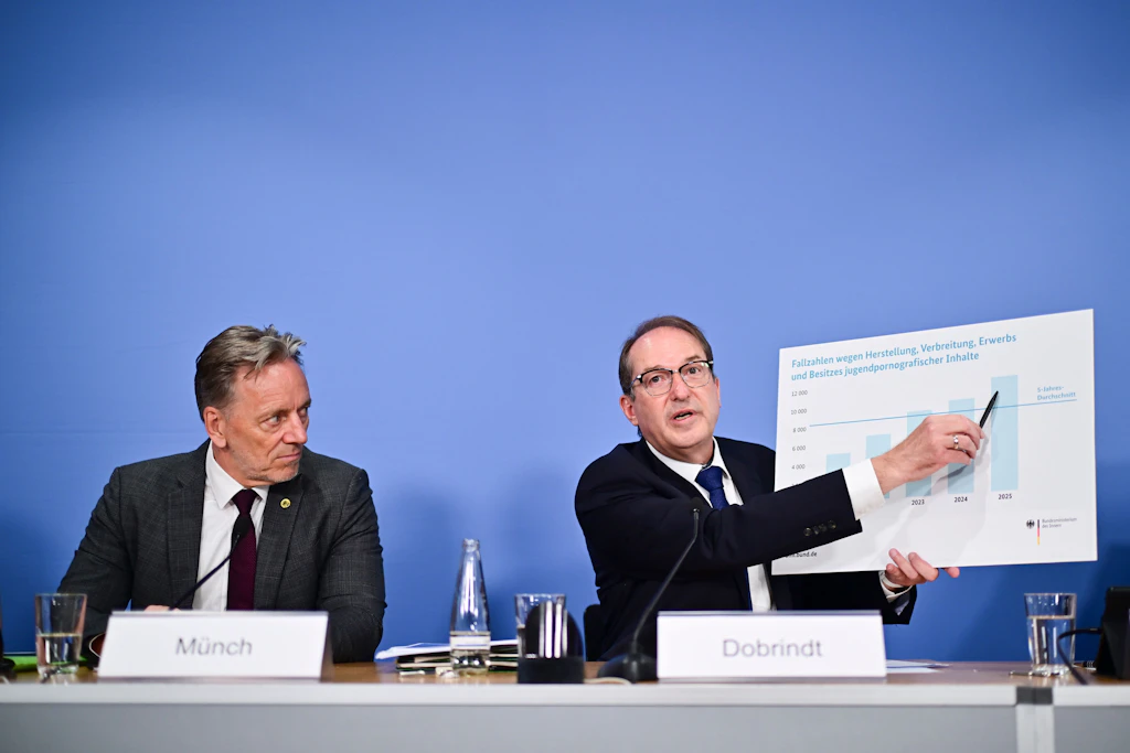 Alexander Dobrindt (CSU, r), Bundesinnenminister, neben Holger Münch, Präsident des Bundeskriminalamtes (BKA)